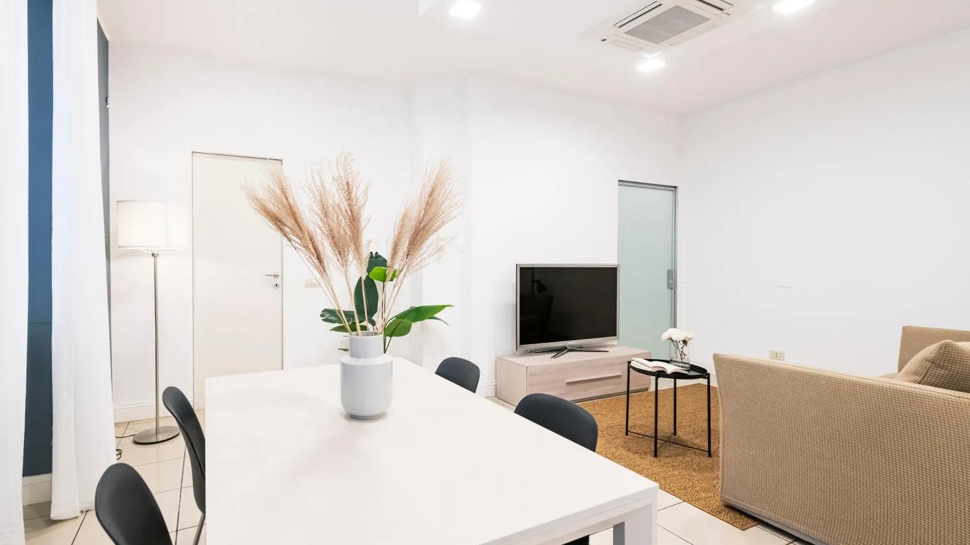 Easylife - Elegante E Rifinito Appartamento Vista Duomo In Piazza San Babila Milano Lägenhet