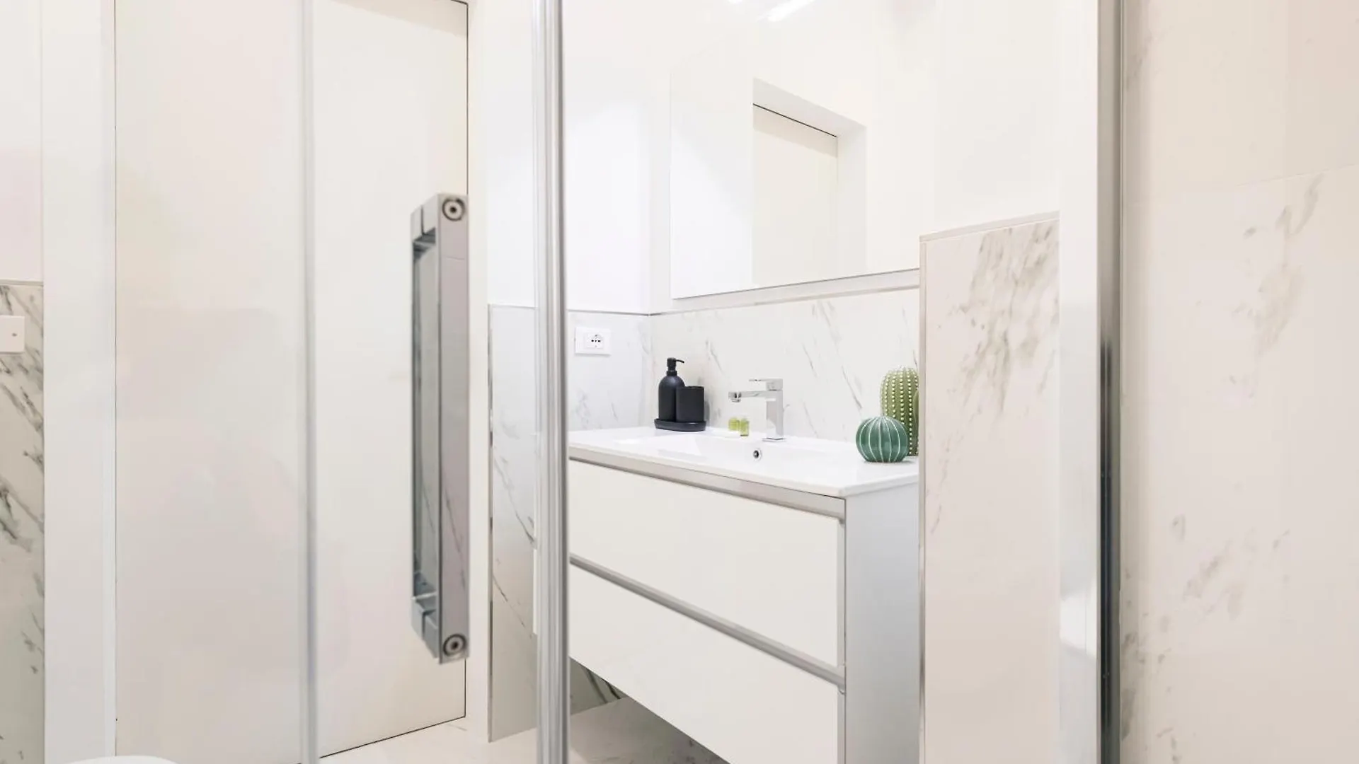 Easylife - Elegante E Rifinito Appartamento Vista Duomo In Piazza San Babila Milano Lägenhet